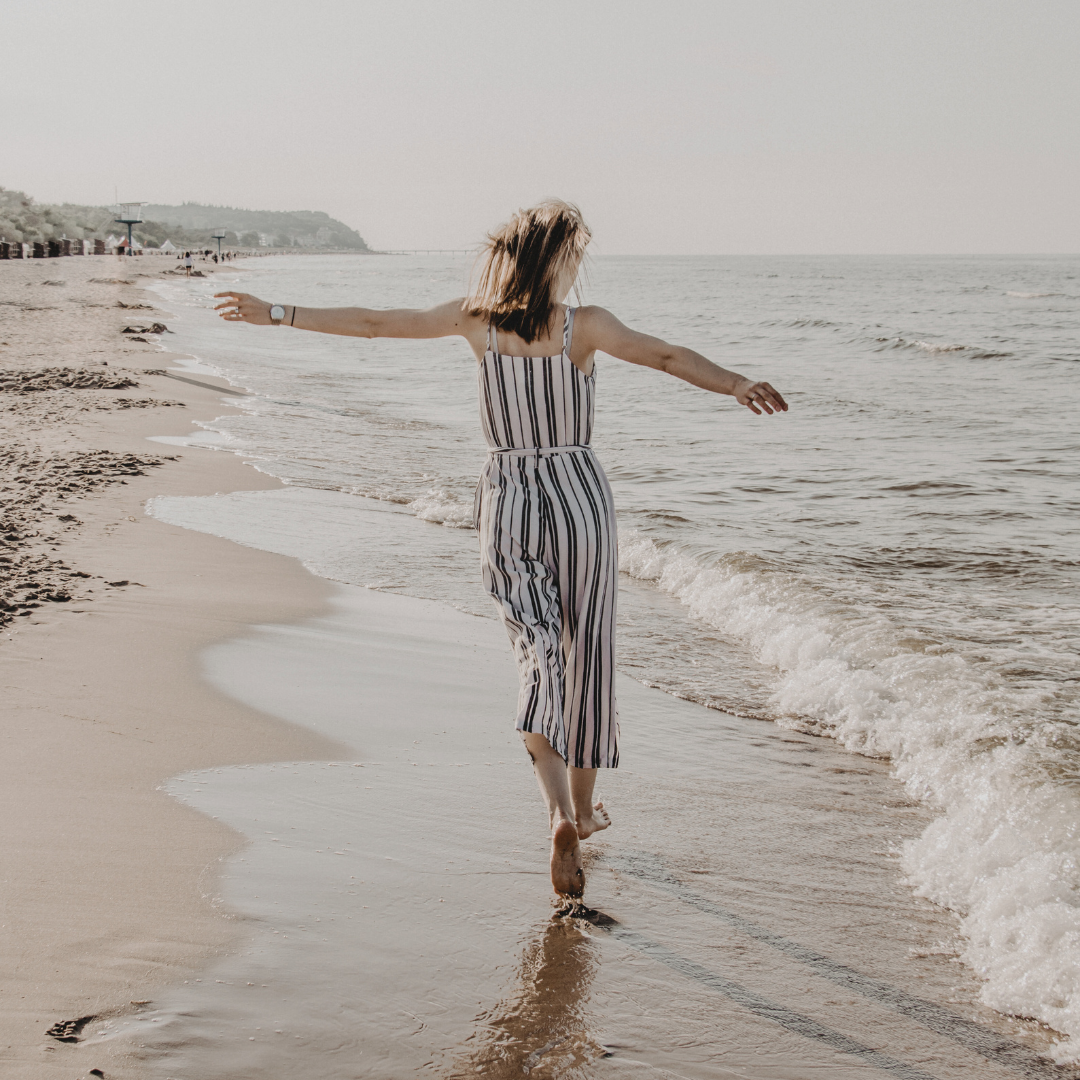 glückliche Frau am Strand